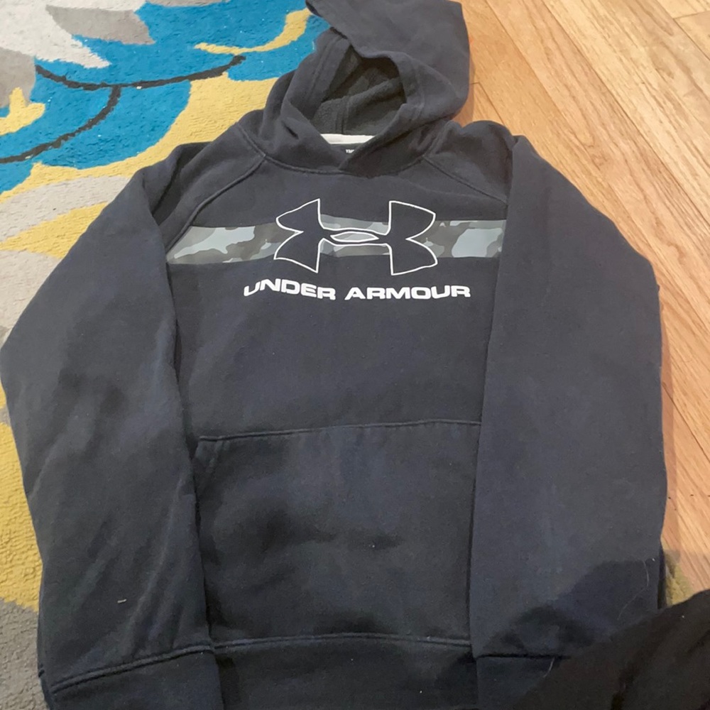 Black boys medium under armor hoodie